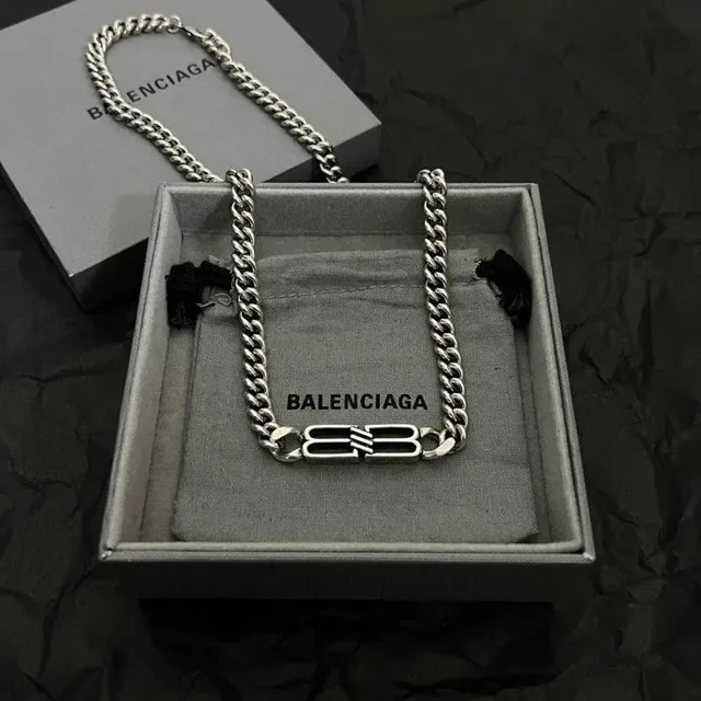 Balenciaga BB Logo Corrente retorcida prata antiga colar 5