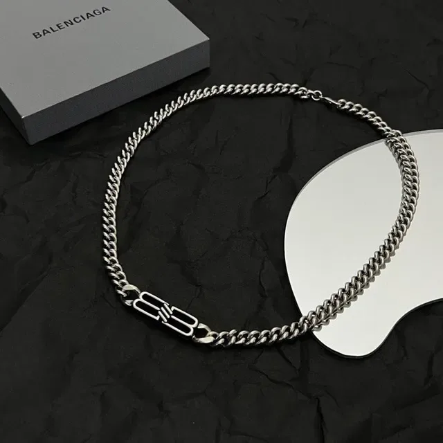 Balenciaga BB Logo Corrente retorcida prata antiga colar 7