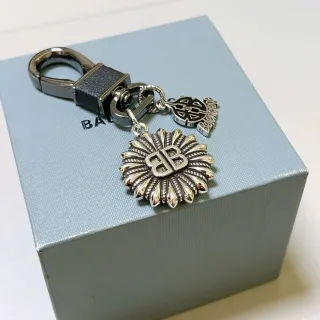 Balenciaga BB Sunburst Keychain فضي وأسود مجوهرات