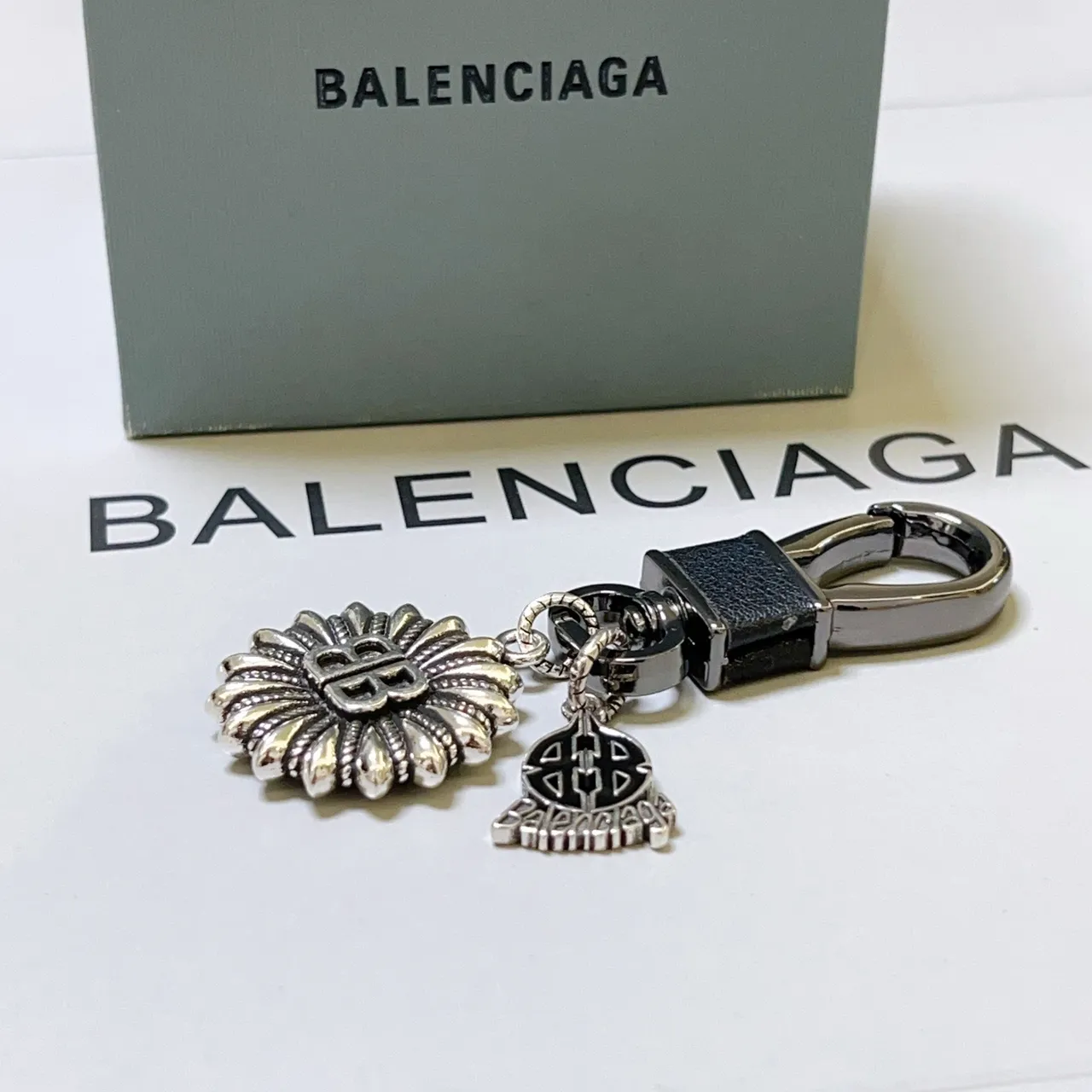 Balenciaga BB Sunburst Keychain রূপালী ও কালো গহনা 2
