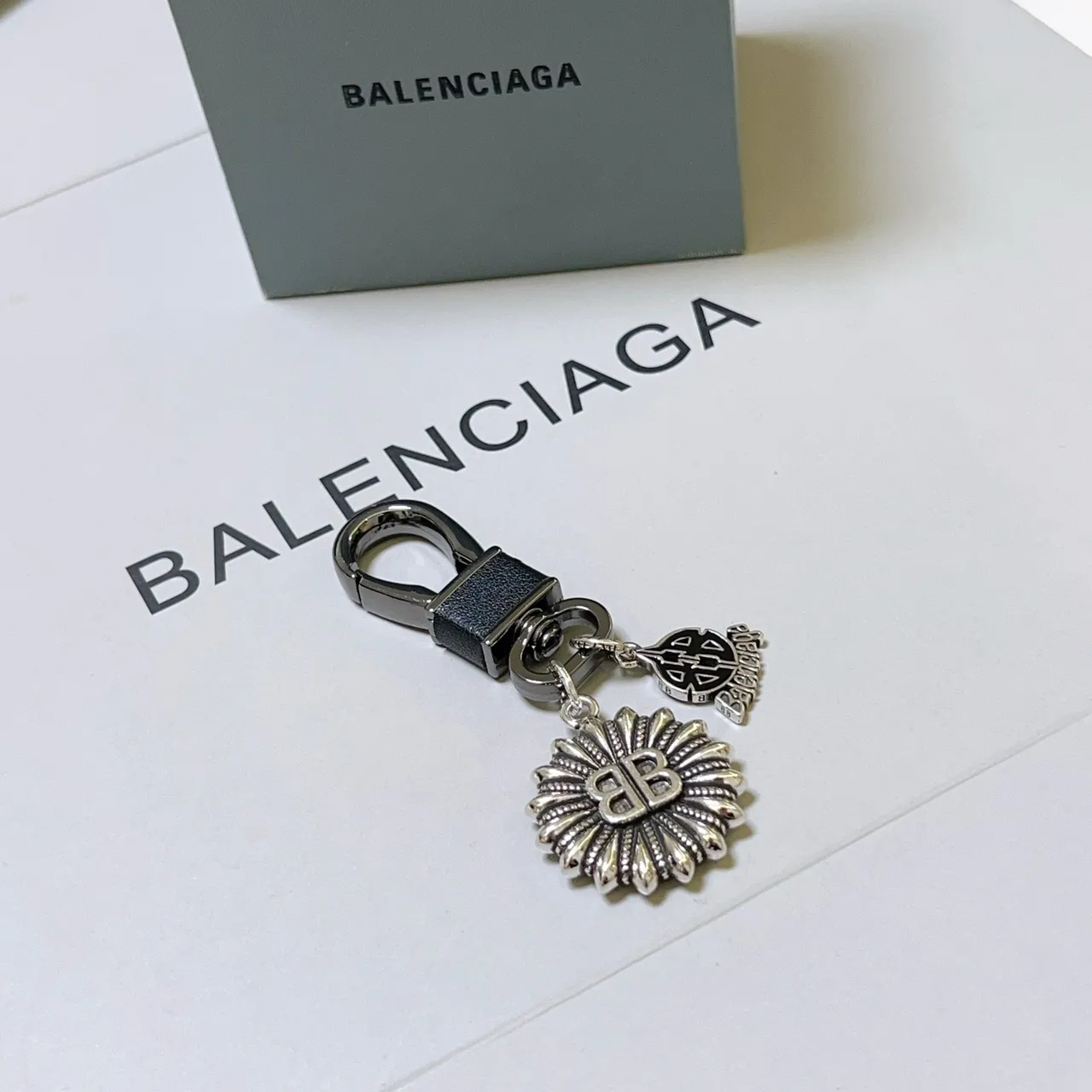 Balenciaga BB Sunburst Keychain রূপালী ও কালো গহনা 3