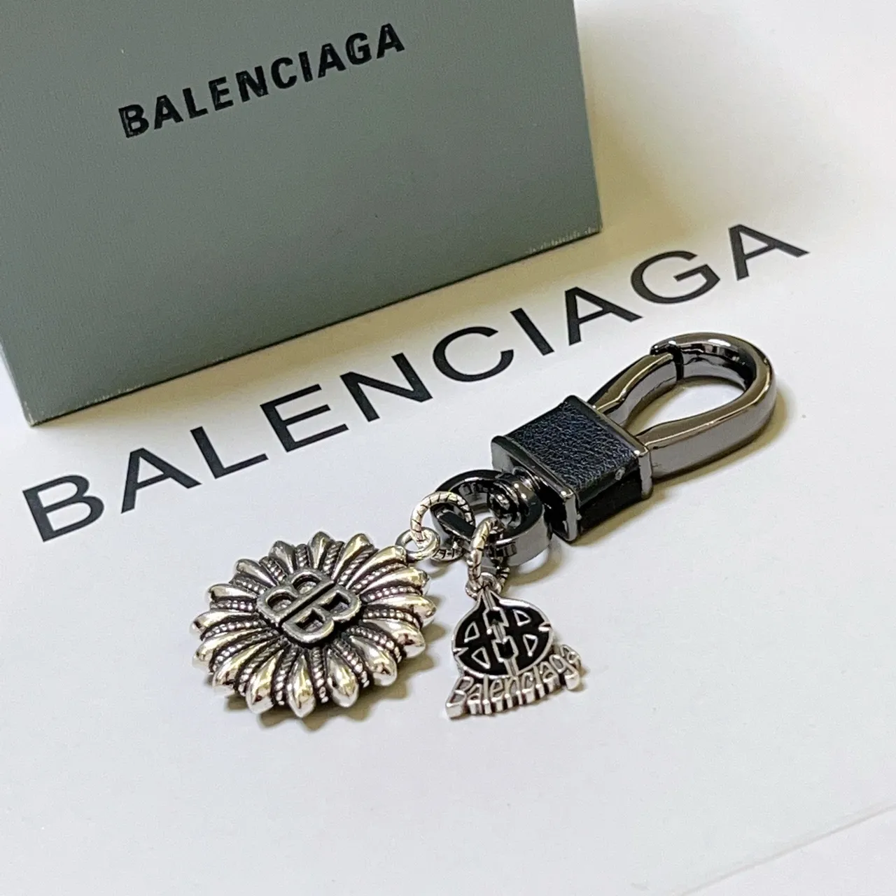 Balenciaga BB Sunburst Keychain রূপালী ও কালো গহনা 4