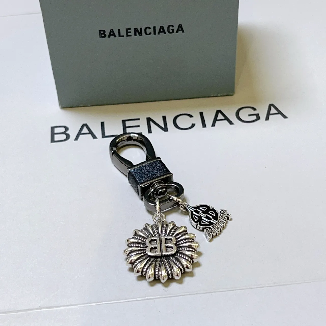 Balenciaga BB Sunburst Keychain রূপালী ও কালো গহনা 5