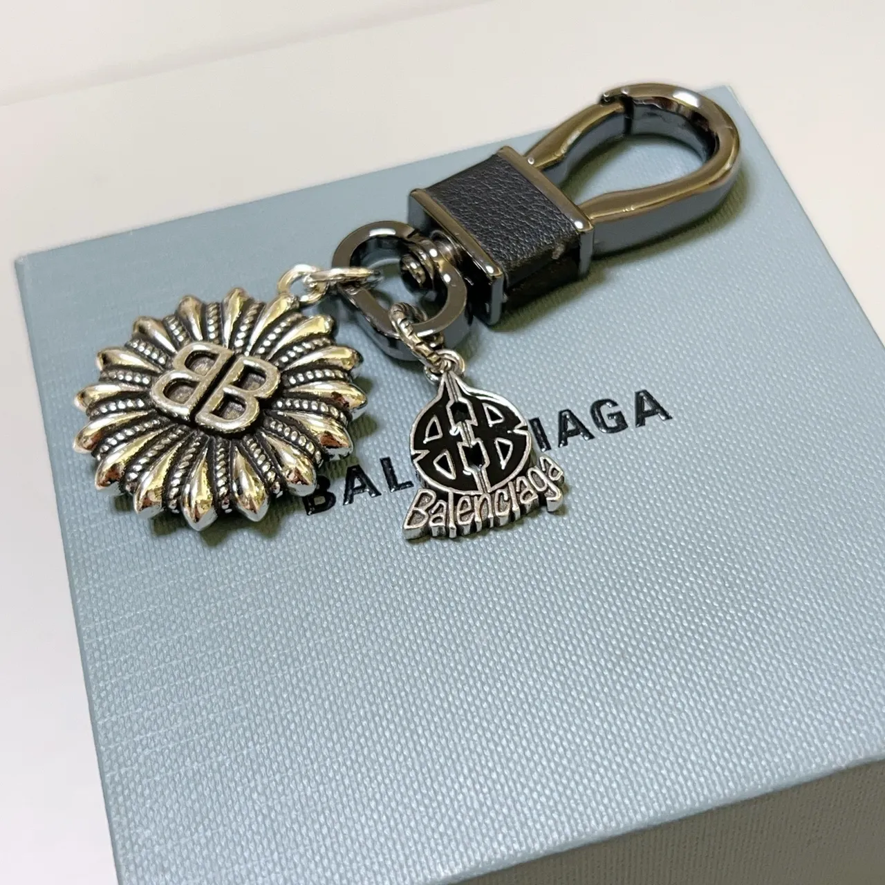 Balenciaga BB Sunburst Keychain রূপালী ও কালো গহনা 6