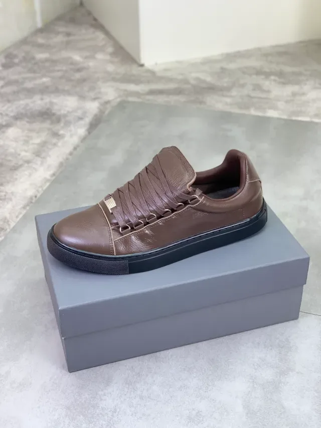 Balenciaga Tênis Lifestyle de Couro Marrom com Cadarço 4