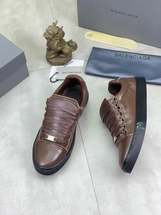 Balenciaga Tênis Lifestyle de Couro Marrom com Cadarço 5