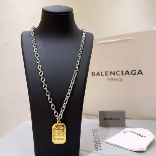 Balenciaga Dog Tag قلادة فضية وذهبية