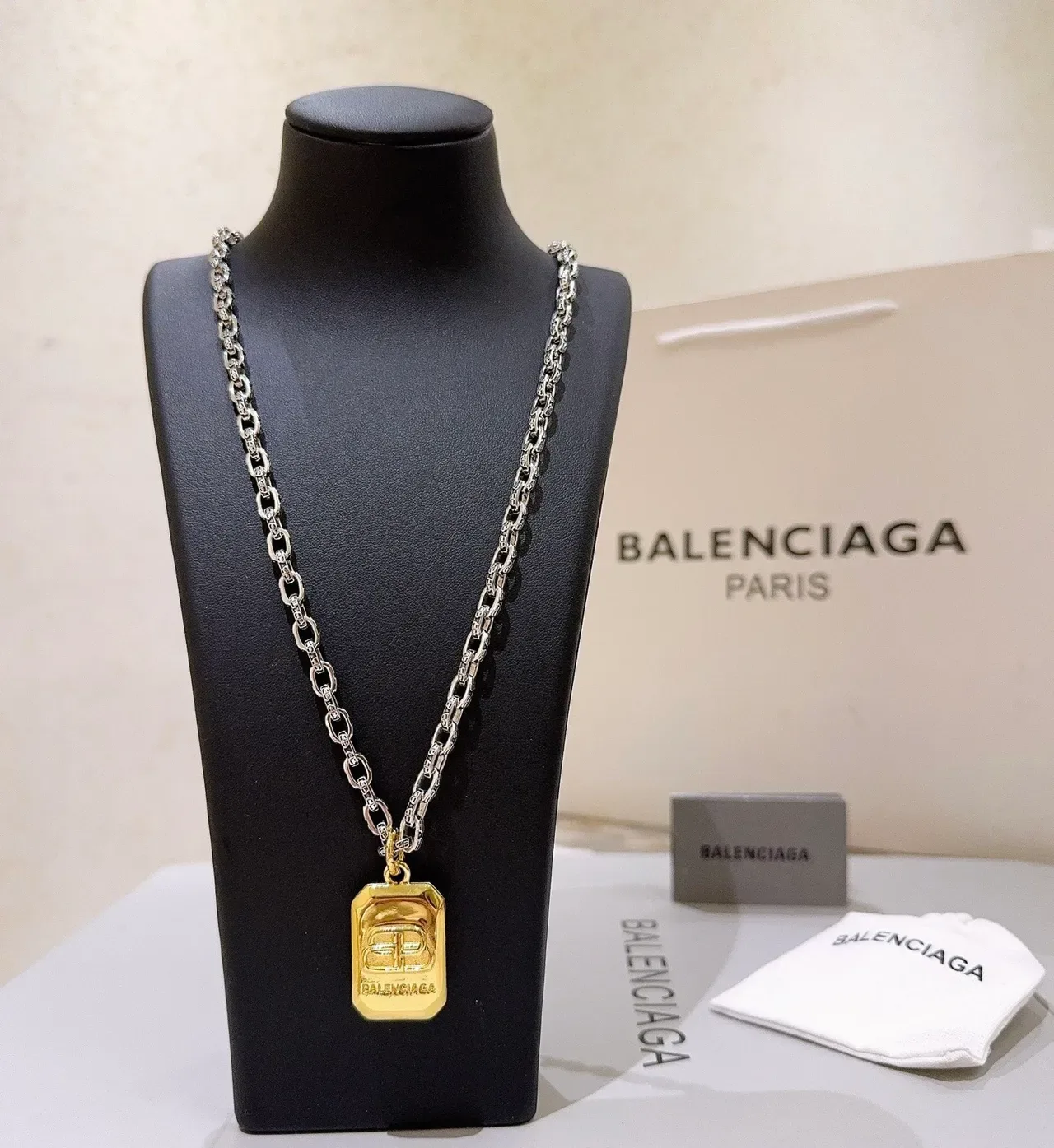 Balenciaga Dog Tag Colar prata e dourado 1
