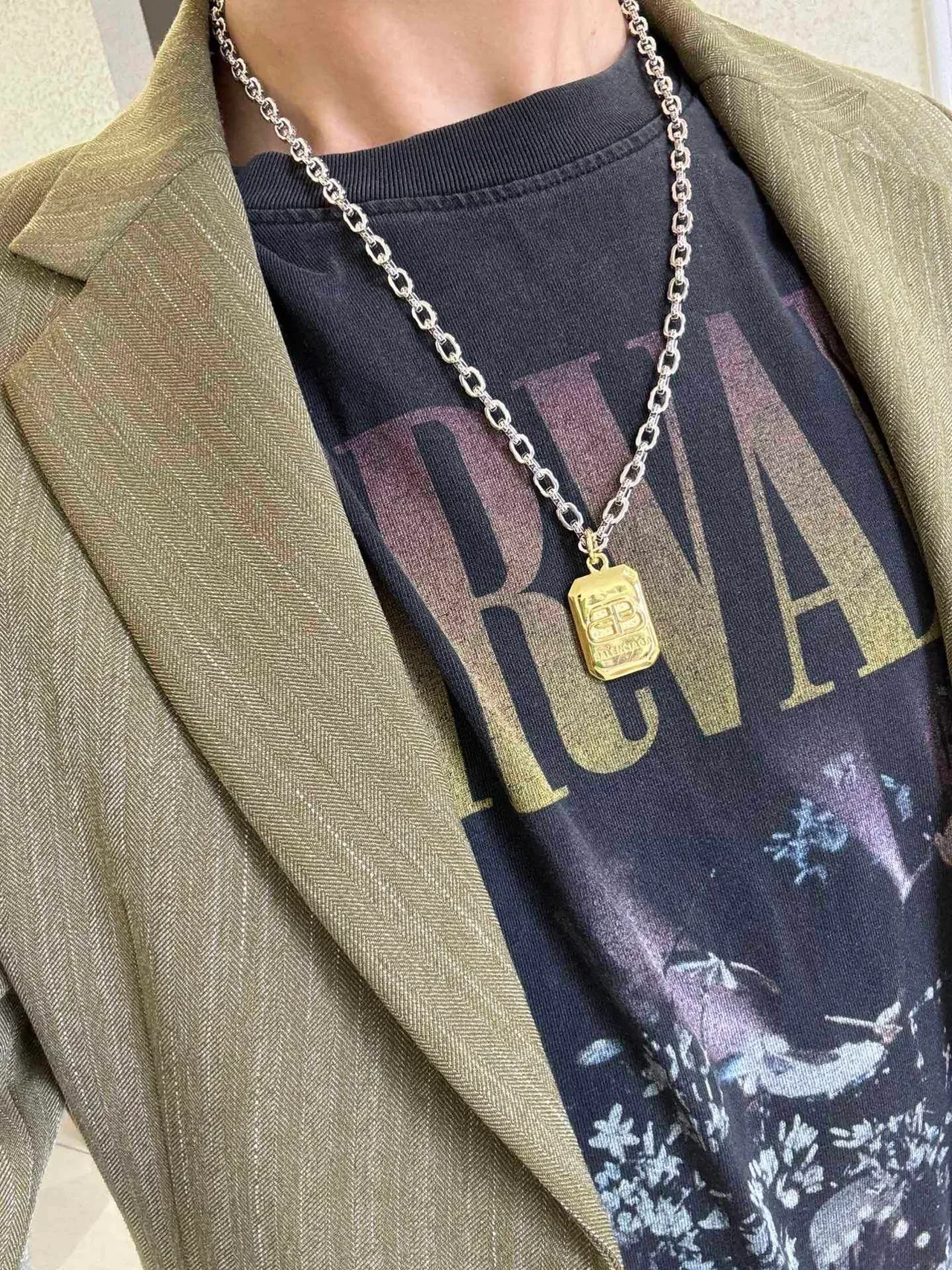 Balenciaga Dog Tag Colar prata e dourado 2
