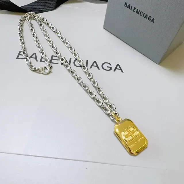 Balenciaga Dog Tag Colar prata e dourado 3