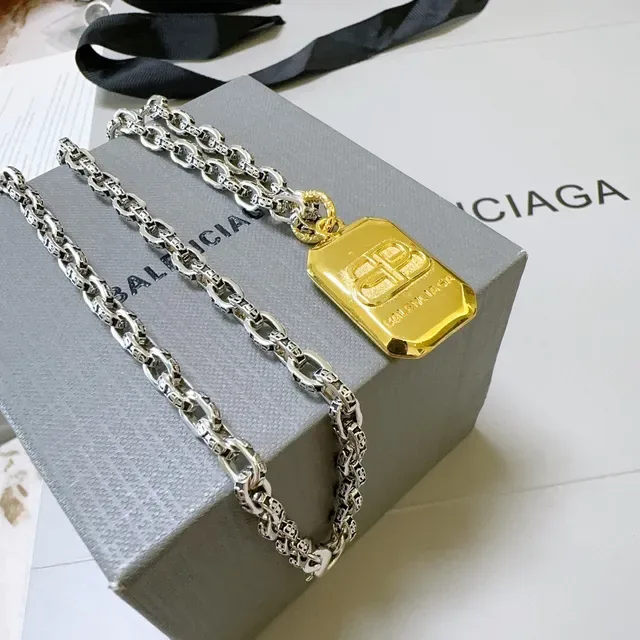 Balenciaga Dog Tag Colar prata e dourado 6