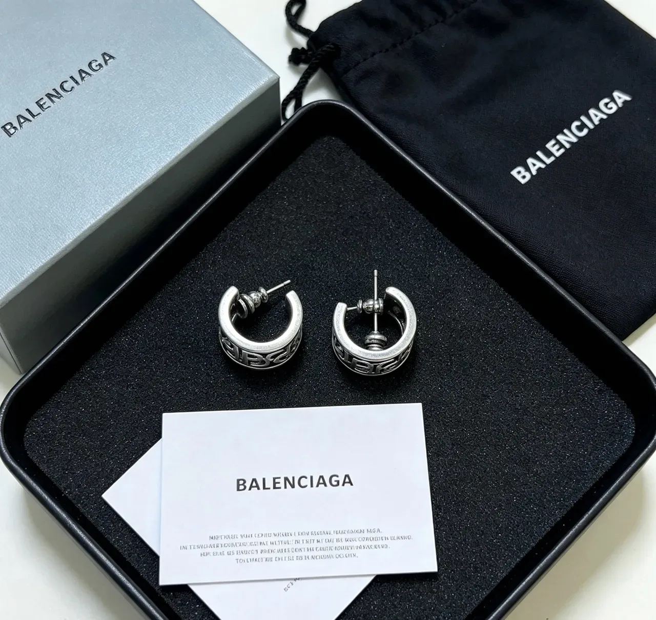 أقراط Balenciaga Logo-Integrated Hoop فضة أسود معدني 2