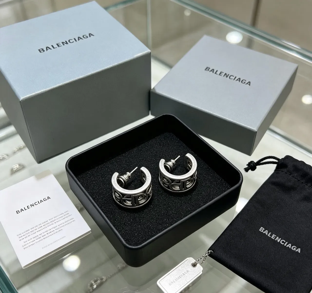 أقراط Balenciaga Logo-Integrated Hoop فضة أسود معدني 3