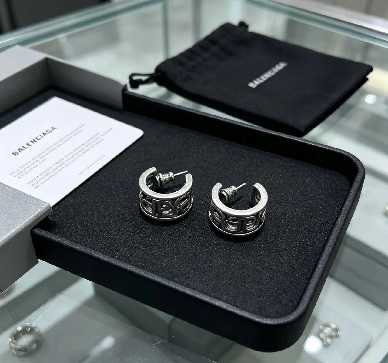 أقراط Balenciaga Logo-Integrated Hoop فضة أسود معدني 4
