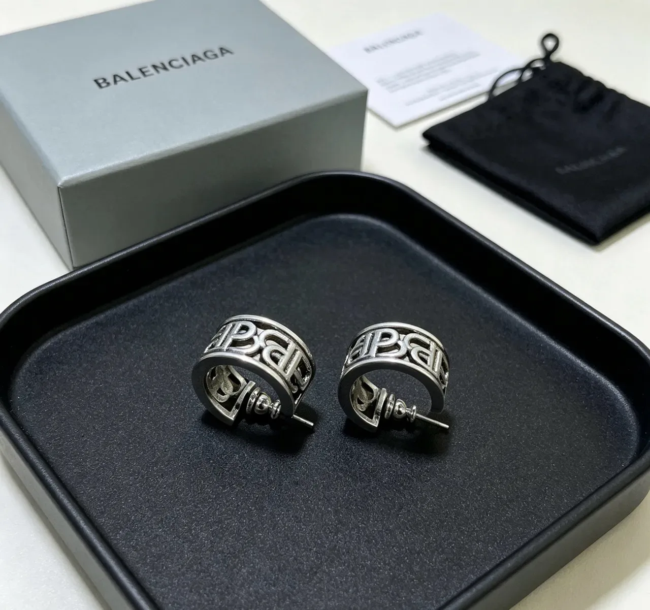 أقراط Balenciaga Logo-Integrated Hoop فضة أسود معدني 5