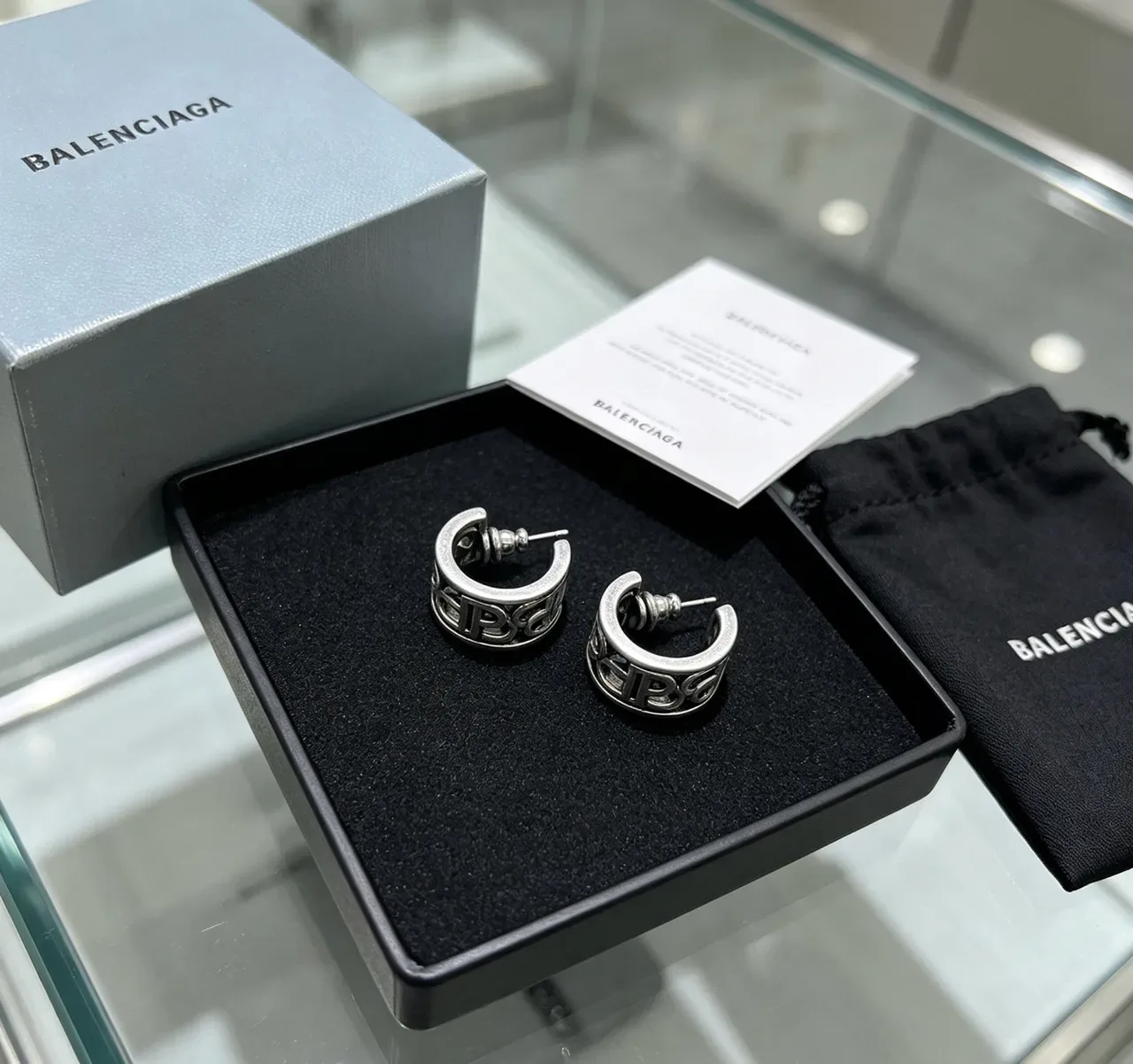 أقراط Balenciaga Logo-Integrated Hoop فضة أسود معدني 6