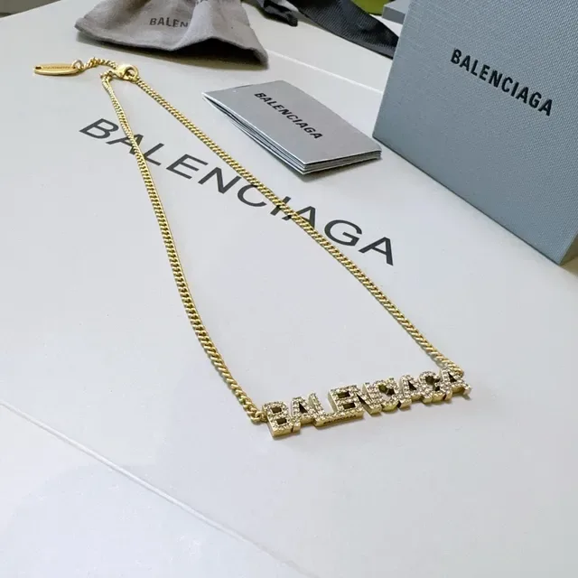 سلسلة Balenciaga Logo ذهبي أسود Pendant Pavé-Textured Letters Necklace 2
