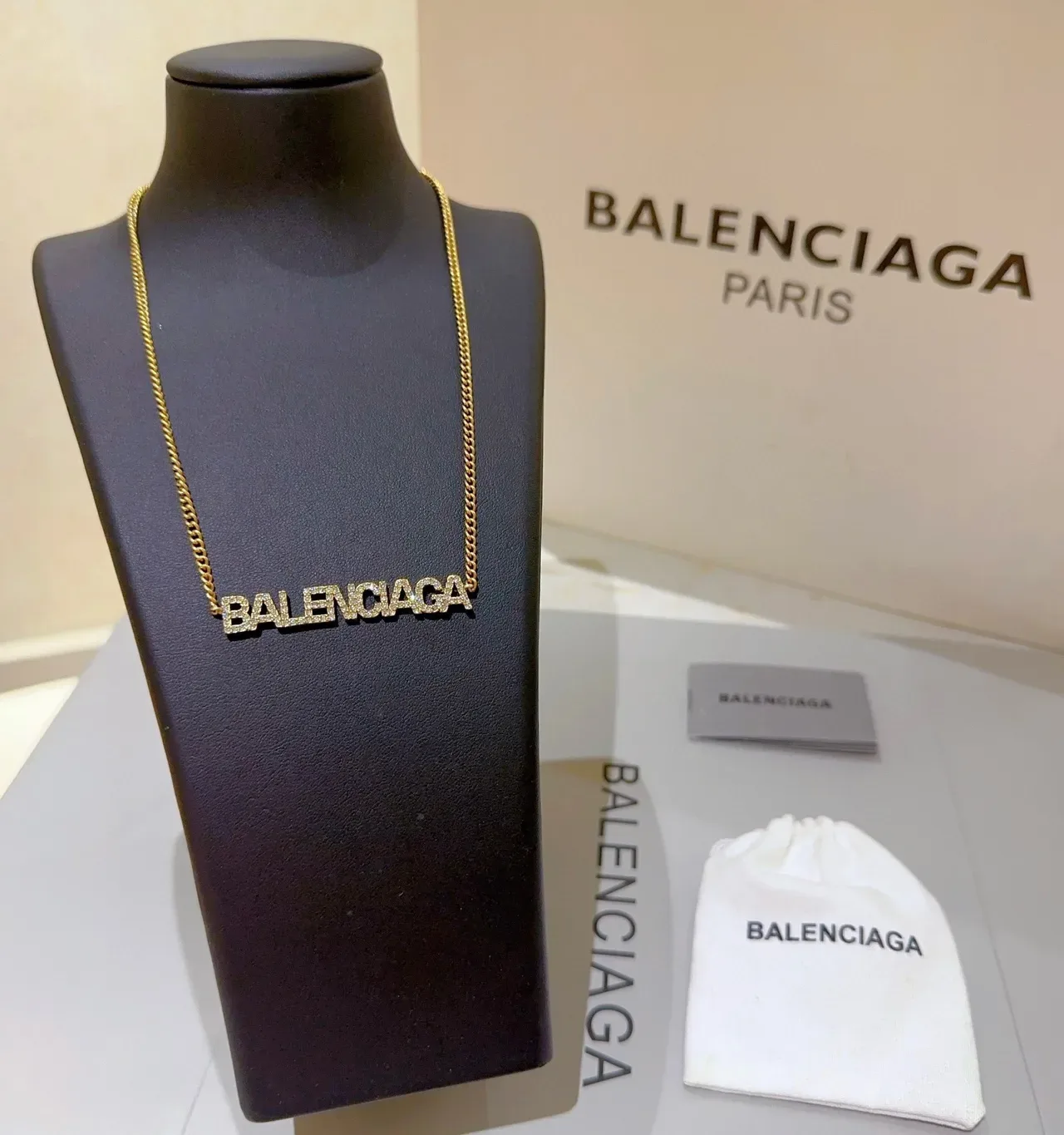 سلسلة Balenciaga Logo ذهبي أسود Pendant Pavé-Textured Letters Necklace 3