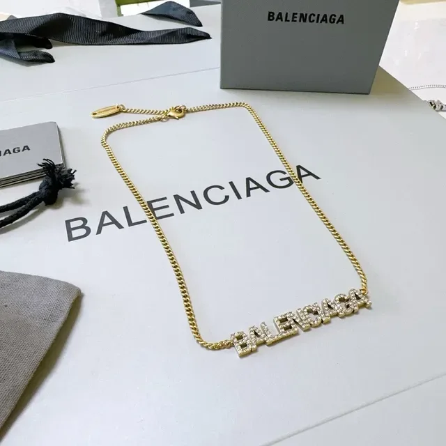 سلسلة Balenciaga Logo ذهبي أسود Pendant Pavé-Textured Letters Necklace 4