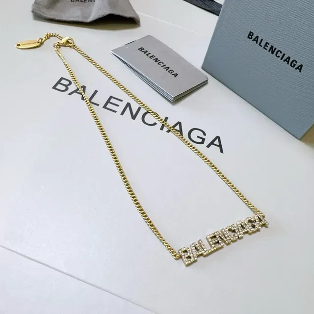 سلسلة Balenciaga Logo ذهبي أسود Pendant Pavé-Textured Letters Necklace 5