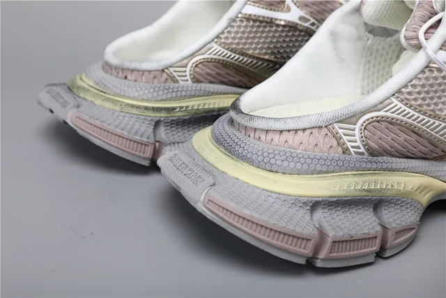 Balenciaga Runner حذاء رياضي فاخر لون ذهبي متعدد المواد سميك 2