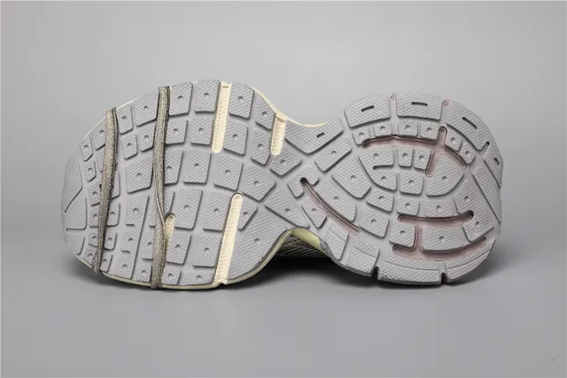 Balenciaga Runner حذاء رياضي فاخر لون ذهبي متعدد المواد سميك 6