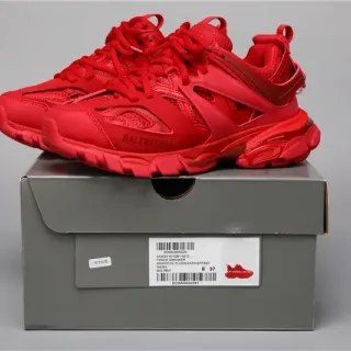 Balenciaga Track Sneaker أحمر أحادي اللون كتابي