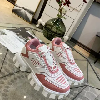 Balenciaga Track Trainer حذاء رياضي وردي وأبيض كبير الحجم
