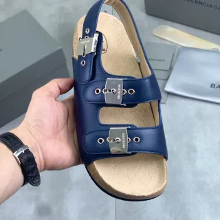 Balenciaga صندل كاجوال جلد أزرق بحري بثلاثة إبزيم