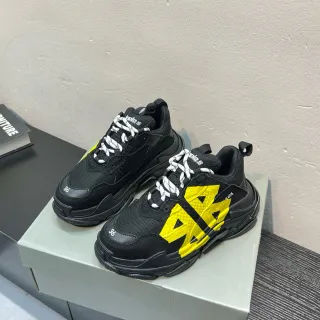 Balenciaga Triple S حذاء رياضي أسود وأصفر سميك