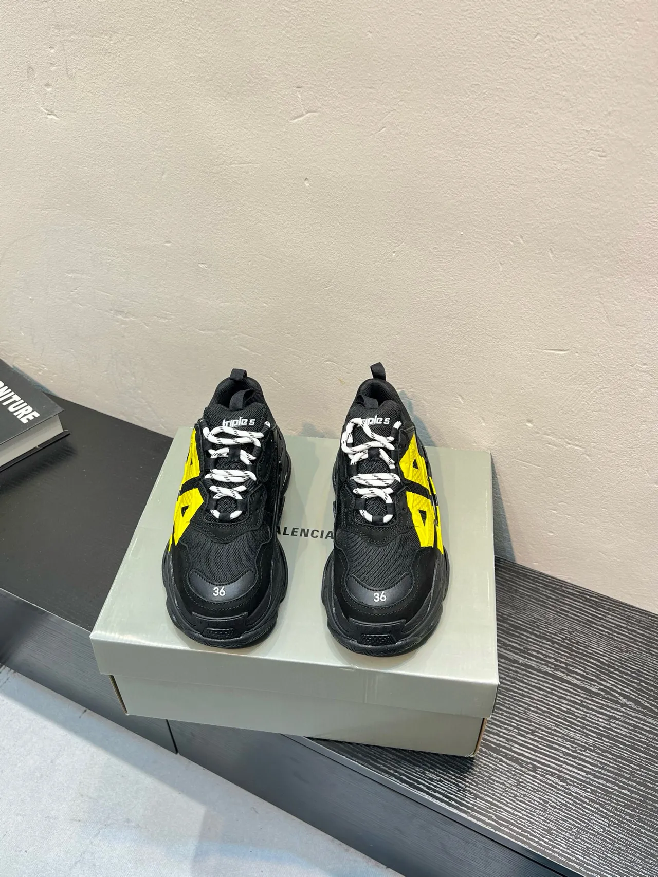 Balenciaga Triple S baskets noires et jaunes chunky 2