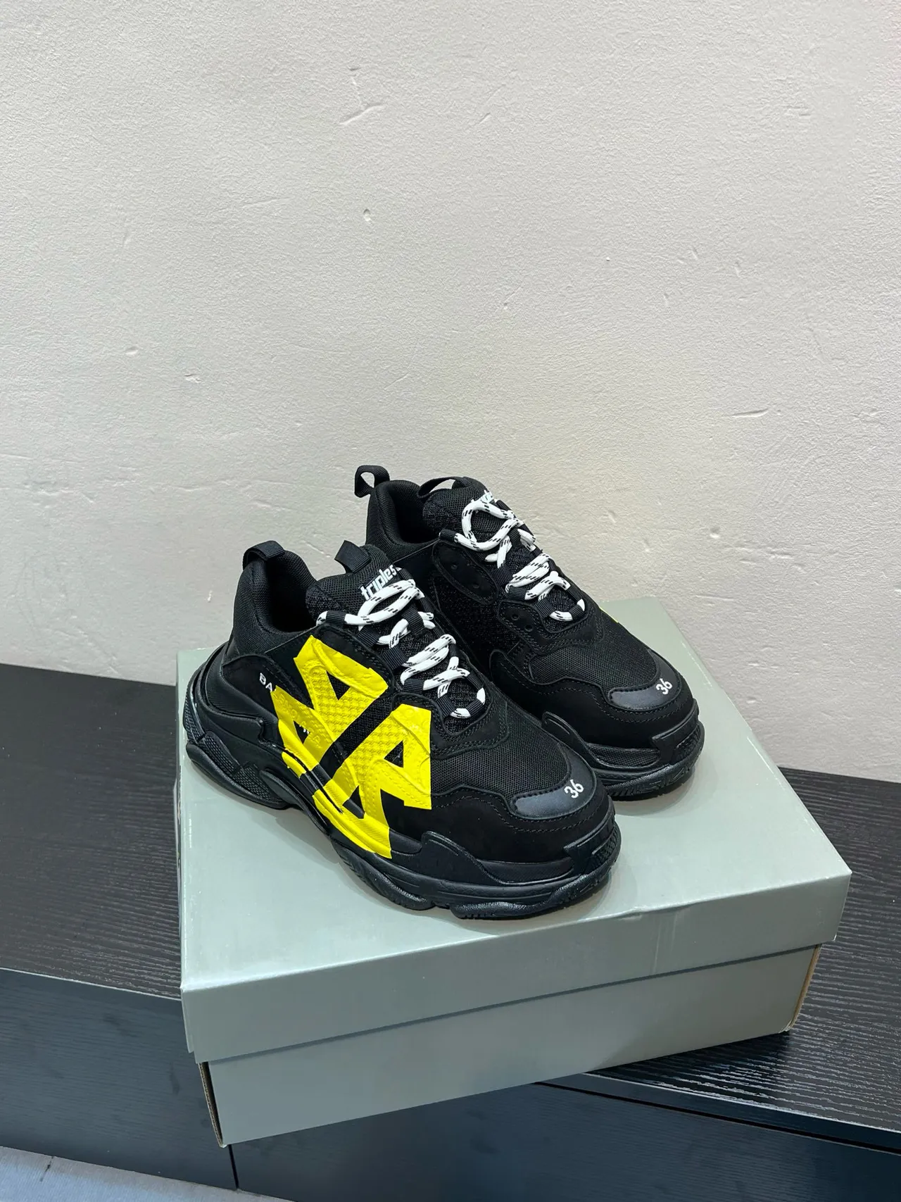 Balenciaga Triple S baskets noires et jaunes chunky 4