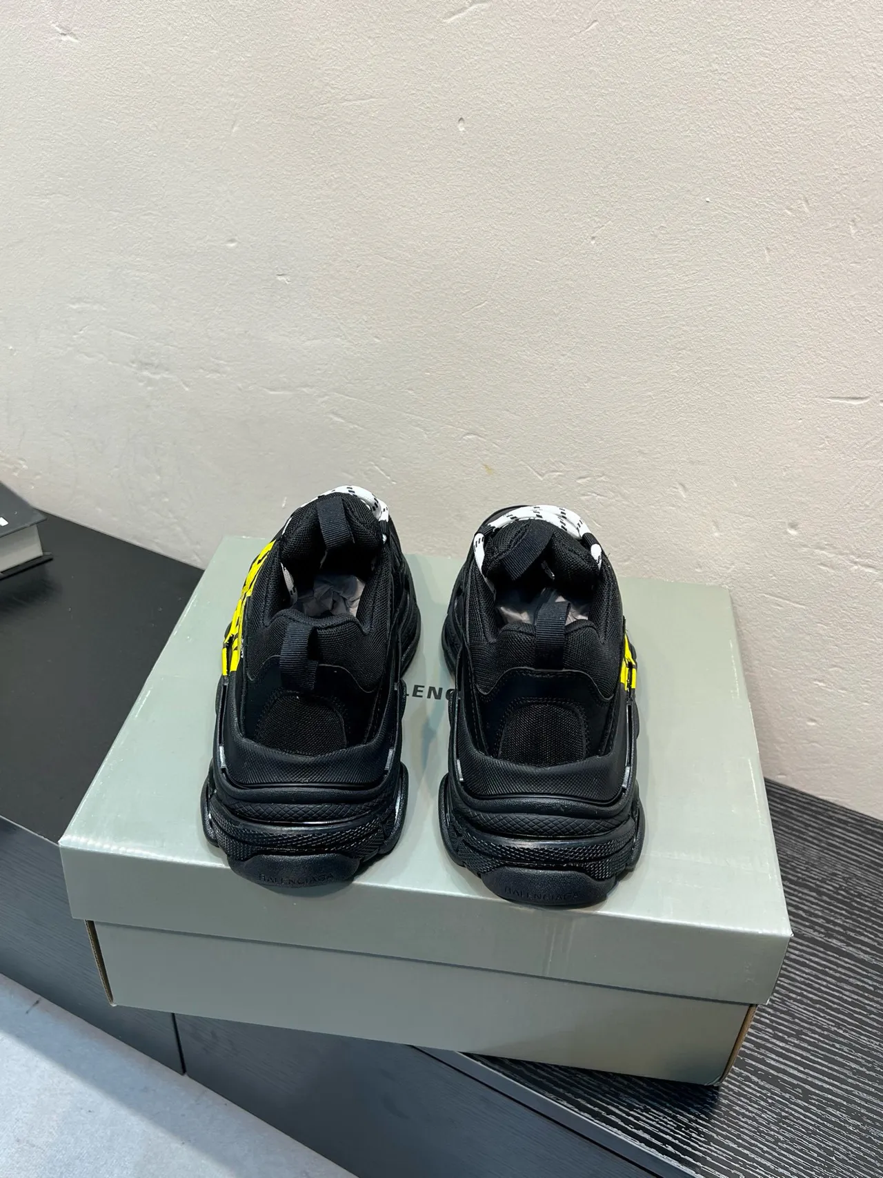Balenciaga Triple S baskets noires et jaunes chunky 5