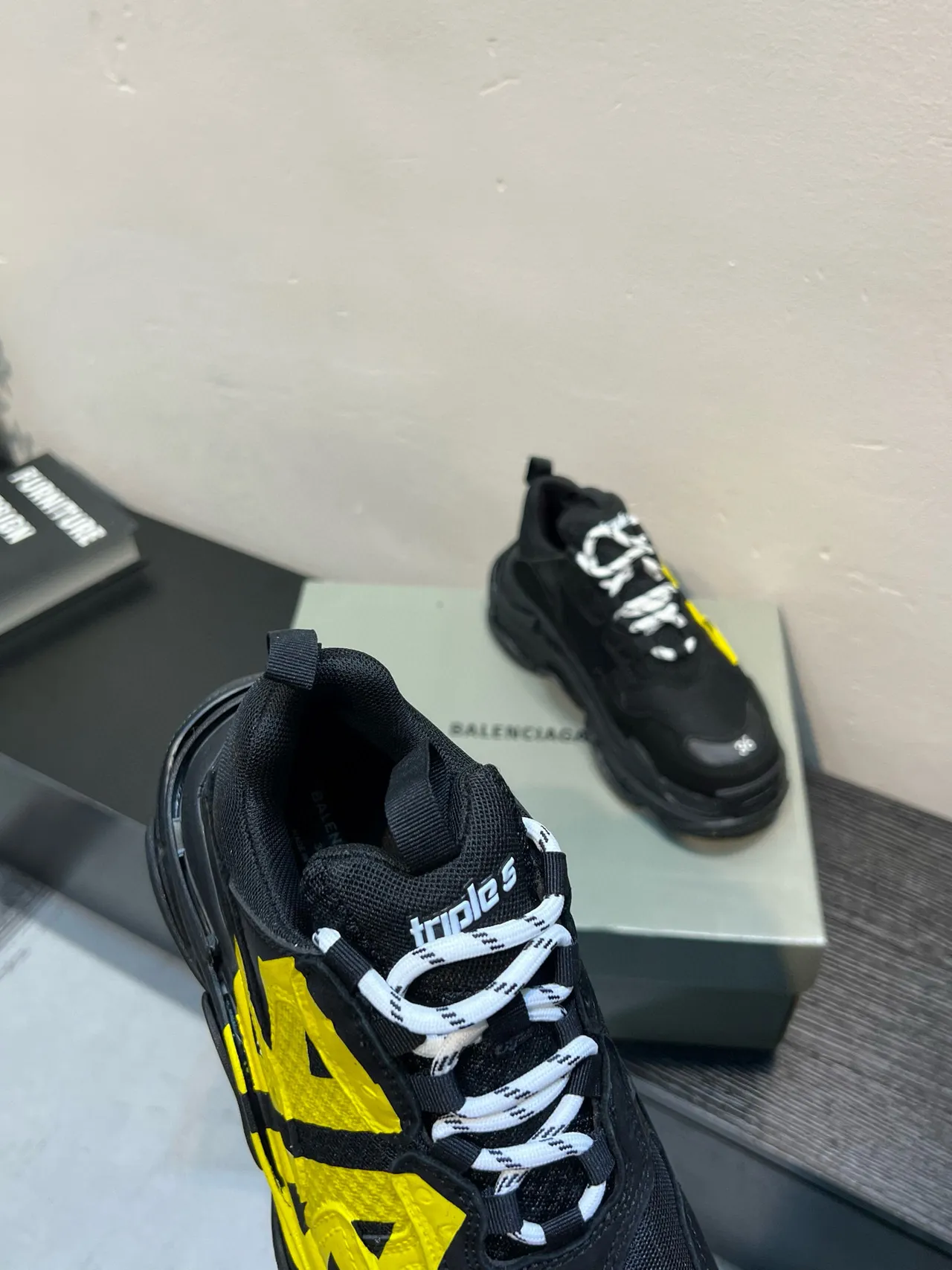 Balenciaga Triple S baskets noires et jaunes chunky 6