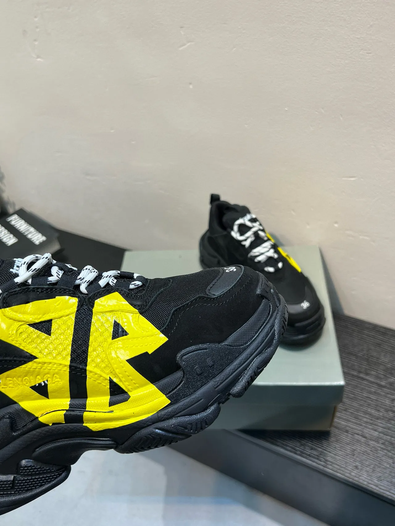 Balenciaga Triple S baskets noires et jaunes chunky 7