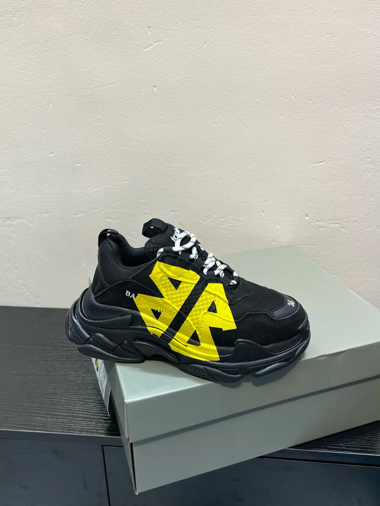 Balenciaga Triple S baskets noires et jaunes chunky 8