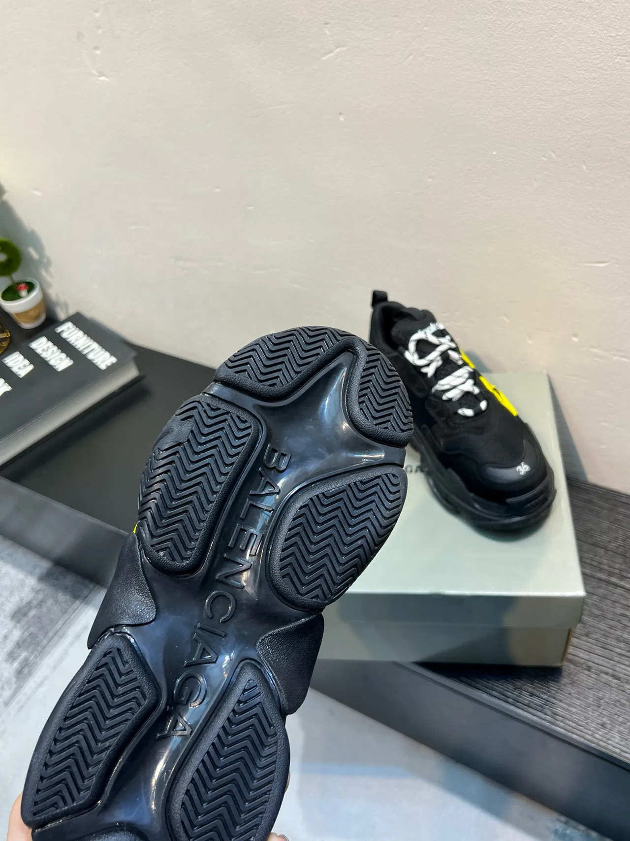 Balenciaga Triple S baskets noires et jaunes chunky 9