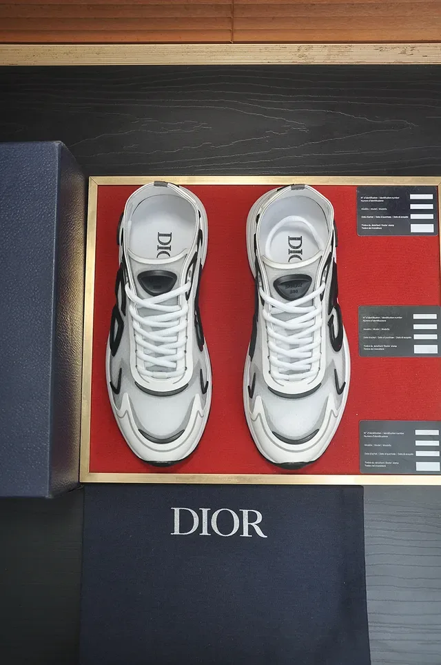Balenciaga Chaussures lifestyle blanches noires oversize logotype monogrammé sculpté semelle intermédiaire côtelée 2