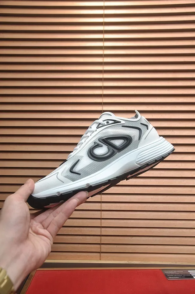 Balenciaga Chaussures lifestyle blanches noires oversize logotype monogrammé sculpté semelle intermédiaire côtelée 5