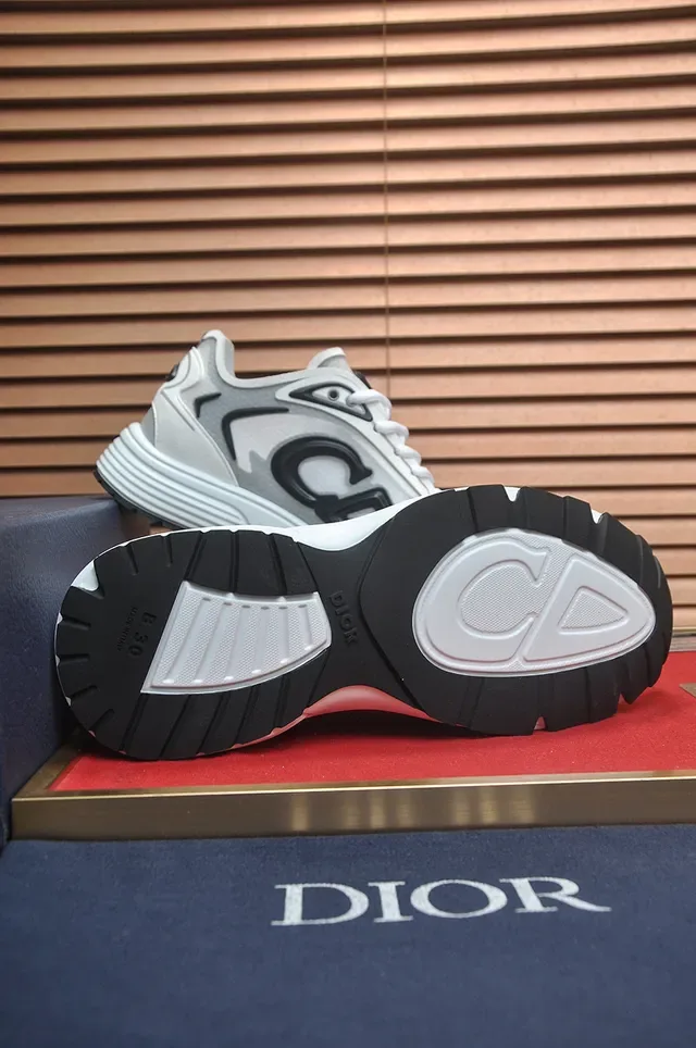 Balenciaga Chaussures lifestyle blanches noires oversize logotype monogrammé sculpté semelle intermédiaire côtelée 7