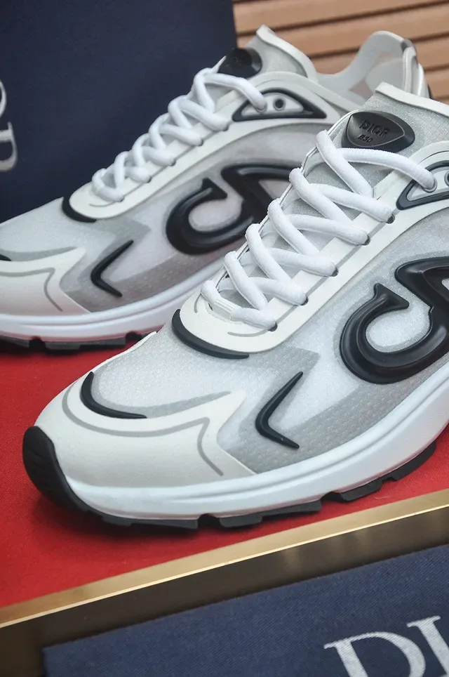 Balenciaga Chaussures lifestyle blanches noires oversize logotype monogrammé sculpté semelle intermédiaire côtelée 8