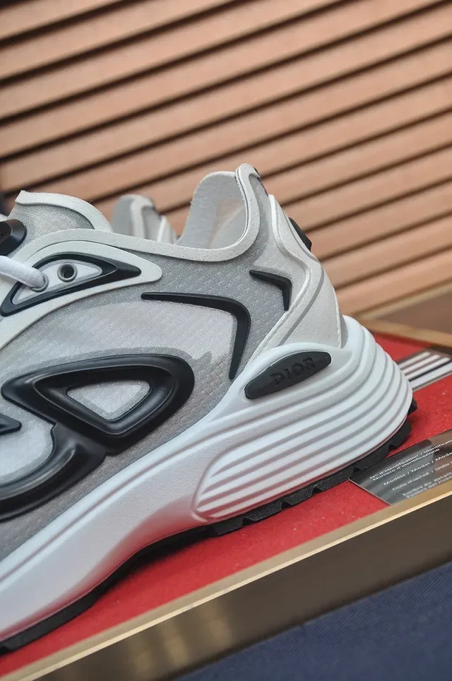 Balenciaga Chaussures lifestyle blanches noires oversize logotype monogrammé sculpté semelle intermédiaire côtelée 9