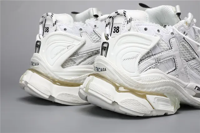 Balenciaga Tênis chunky com sola branca transparente, construção de malha e overlay sintético 2