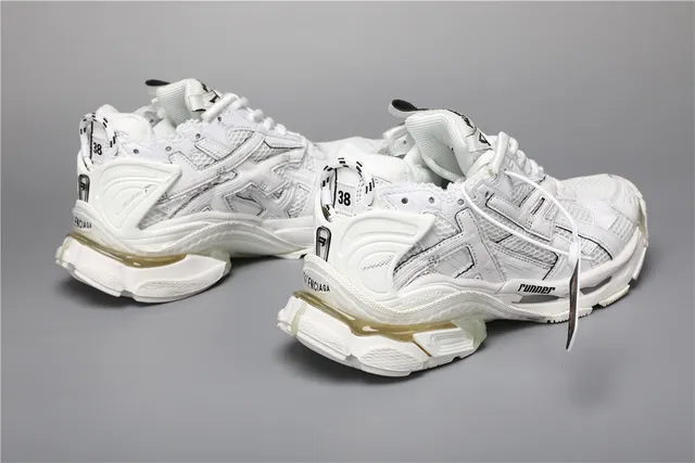 Balenciaga Tênis chunky com sola branca transparente, construção de malha e overlay sintético 3