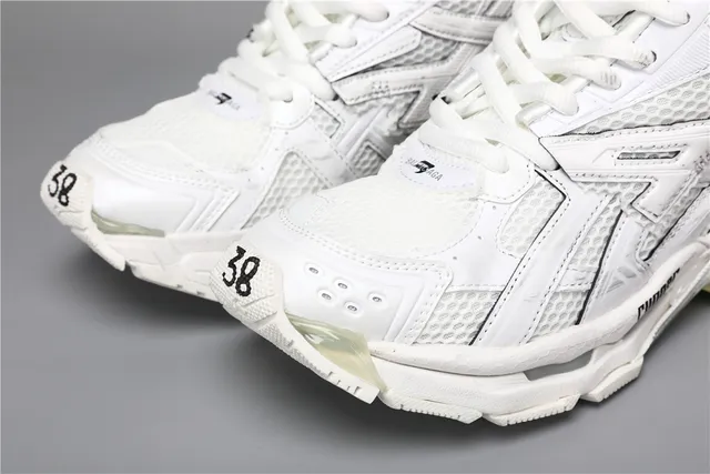 Balenciaga Tênis chunky com sola branca transparente, construção de malha e overlay sintético 4