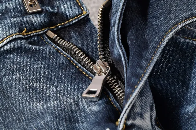 Balmain jeans en denim motard inspirés taches de peinture distressed 13