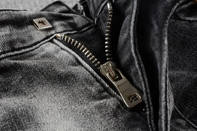 Balmain मोटो-स्टाइल distressed ग्रे जीन्स 12