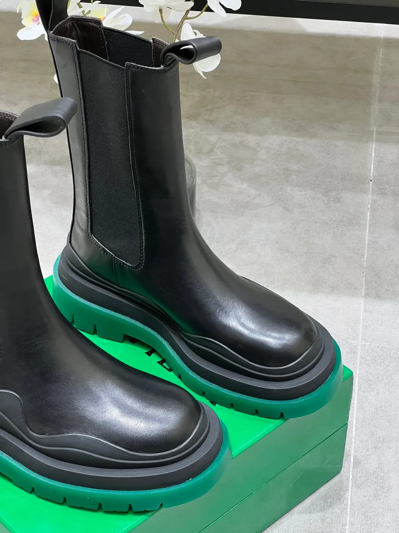 Bottega Veneta Black Green Smooth Leather Elastic Side Gussets Ankle Boots 5