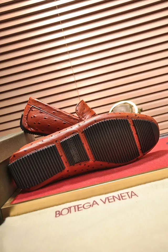 Bottega Veneta Mocassin en Cuir d'Autruche Marron Beige Perforé Bride Penny 3