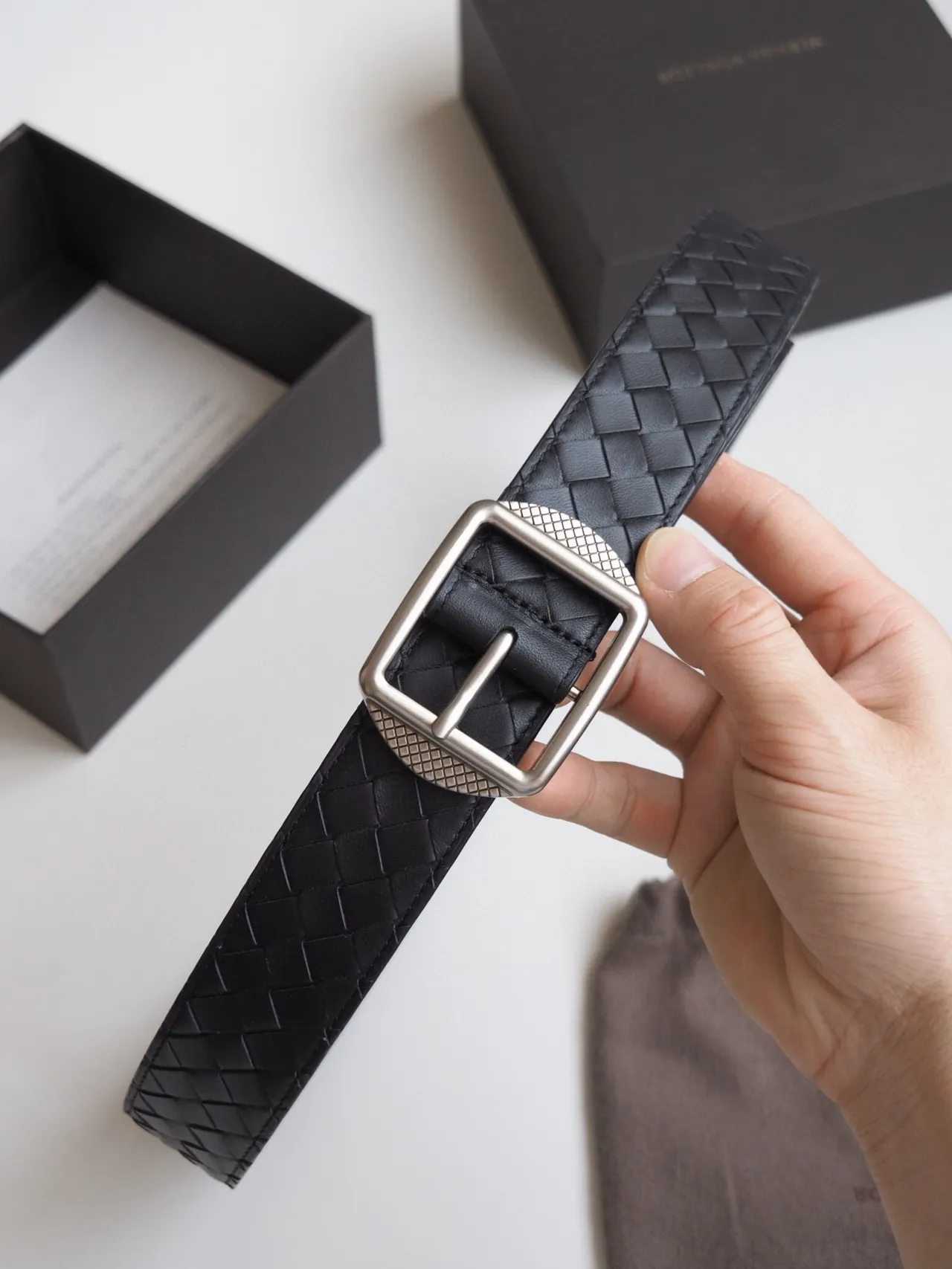 Bottega Veneta Cassette tissé Intrecciato Ceinture en cuir 5
